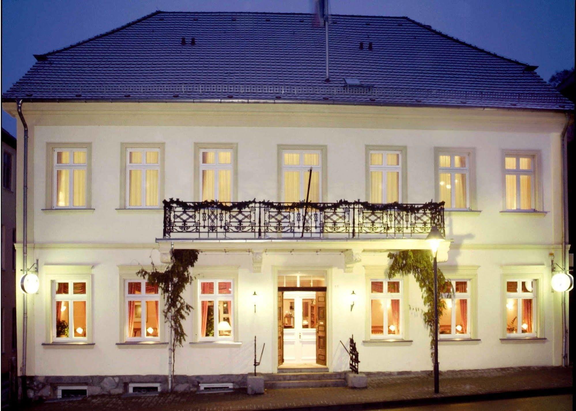 Hotel Garni Schlossgarten Neustrelitz Exterior photo