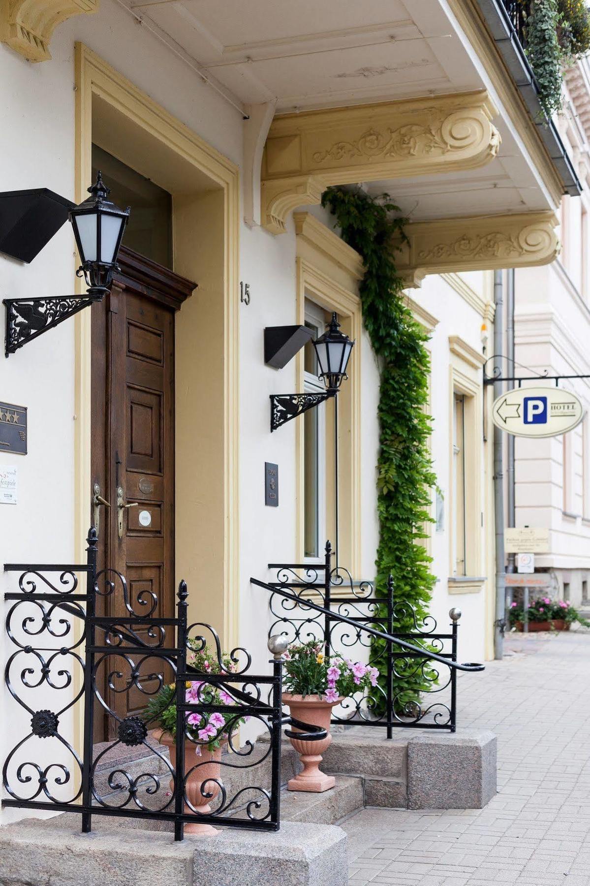 Hotel Garni Schlossgarten Neustrelitz Exterior photo