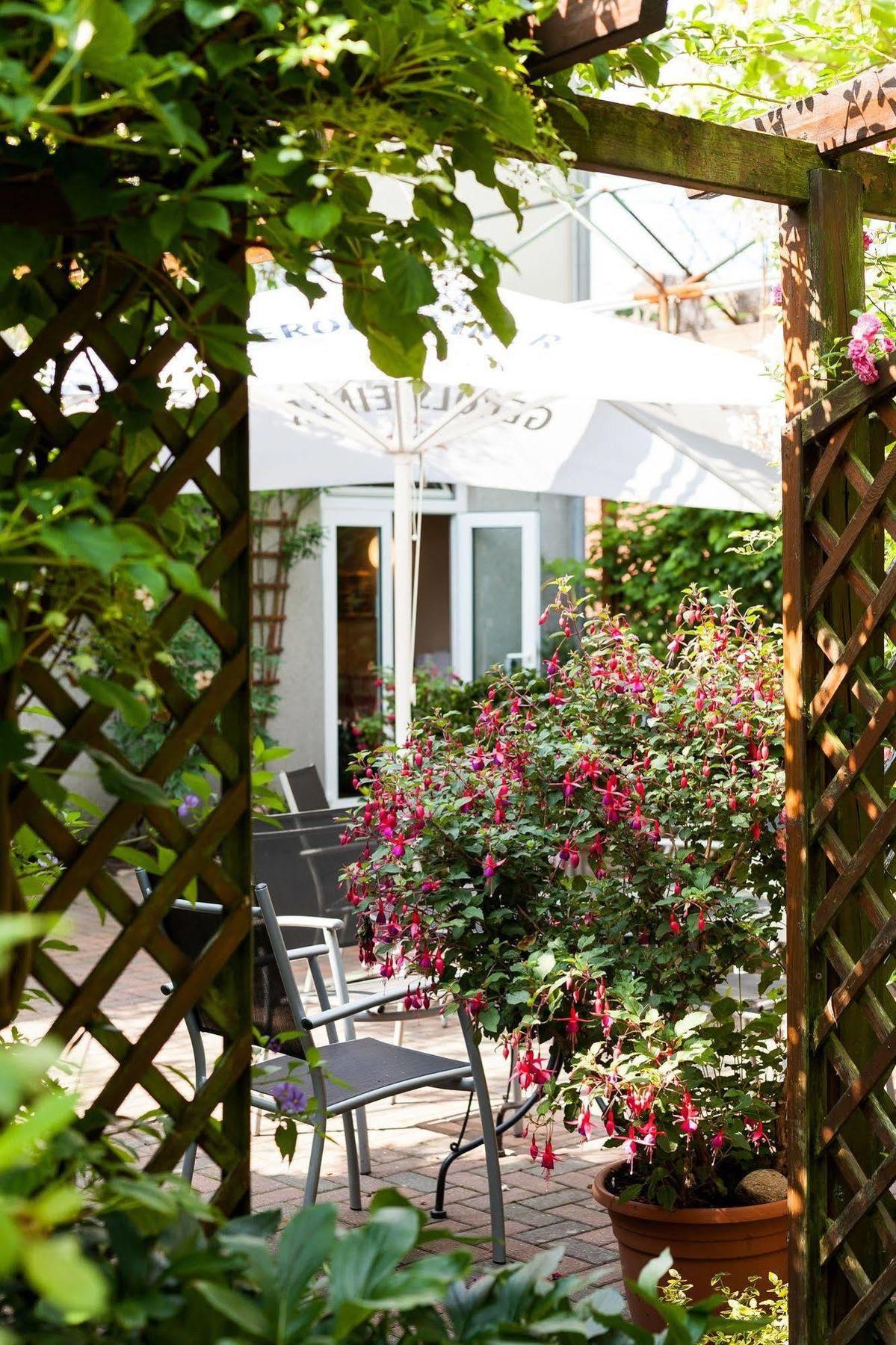 Hotel Garni Schlossgarten Neustrelitz Exterior photo
